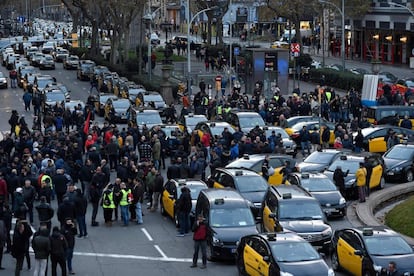 Manifestació de taxistes a la Gran Via de Barcelona.