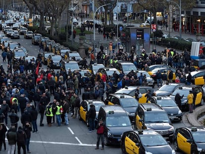 Manifestació de taxistes a la Gran Via de Barcelona.