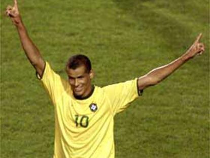 Rivaldo celebra su acierto al marcar el segundo gol de Brasil, el que garantizaba su victoria sobre Paraguay.