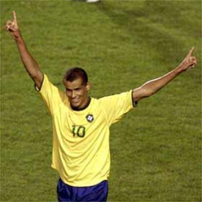 Rivaldo celebra su acierto al marcar el segundo gol de Brasil, el que garantizaba su victoria sobre Paraguay.