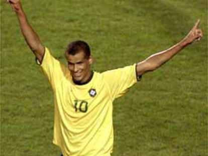 Rivaldo celebra su acierto al marcar el segundo gol de Brasil, el que garantizaba su victoria sobre Paraguay.