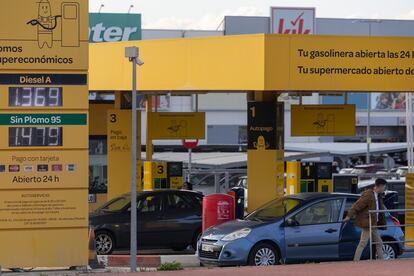 Una gasolinera de Sevilla, este jueves.  