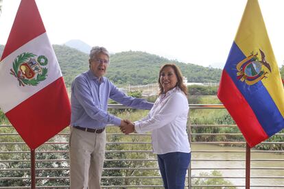 Fotografía cedida por la Presidencia de Perú que muestra a la mandatario Dina Boluarte (d), durante un encuentro con el presidente de Ecuador, Guillermo Lasso, hoy, en La Tina (Perú).