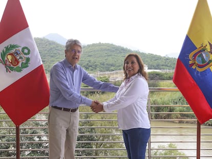 Fotografía cedida por la Presidencia de Perú que muestra a la mandatario Dina Boluarte (d), durante un encuentro con el presidente de Ecuador, Guillermo Lasso, hoy, en La Tina (Perú).