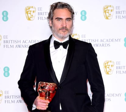 Joaquin Phoenix com seu prêmio Bafta de melhor ator.