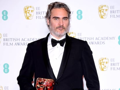 Joaquin Phoenix com seu prêmio Bafta de melhor ator.