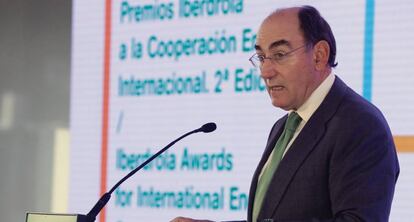 El presidente de Iberdrola, Ignacio Sánchez Galán, durante su intervención en el acto de entrega de los II Premios a la Cooperación Energética Internacional. EFE/ Ángel Díaz