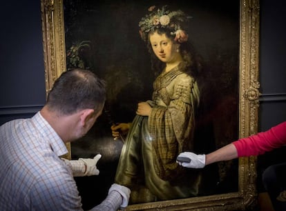 Dos comisarios de la muestra en &Aacute;msterdam analizan el retrato de Rembrandt en el que retrat&oacute; en 1634 a su esposa como la diosa Flora.