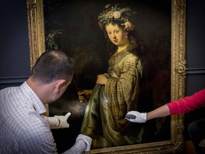 Dos comisarios de la muestra en &Aacute;msterdam analizan el retrato de Rembrandt en el que retrat&oacute; en 1634 a su esposa como la diosa Flora.