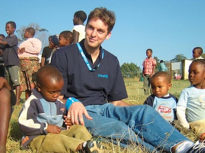 Pau Gasol es embajador de la Unicef. La imagen corresponde a uno de sus viajes a África, en 2003.