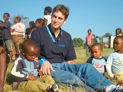Pau Gasol es embajador de la Unicef. La imagen corresponde a uno de sus viajes a África, en 2003.