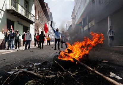 Los manifestantes forman una barricada, en Quito. 