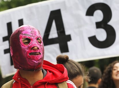 Un manifestante con una máscara de lucha libre asiste a un mitin en Buenos Aires, Argentina, en apoyo de los 43 estudiantes asesinados en México.