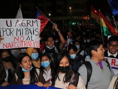 Decenas de bolivianos durante una manifestación en contra del narcotráfico en la región oriental de Santa Cruz, a finales de junio.