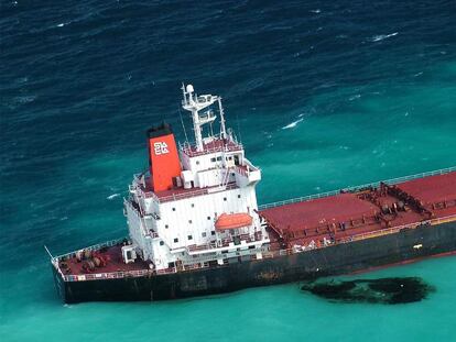 El barco <i>Shen Neng 1</i> y la mancha del vertido producida de momento.