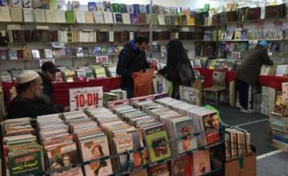 Uno de los puestos con ofertas en la Feria del Libro de Casablanca.