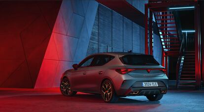 La parte trasera del nuevo CUPRA León luce un contundente portón en forma de ‘V’. Destaca también su robustez una nueva gama de llantas que elevan su musculatura de tintes futuristas.