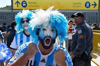 Um torcedor da Argentina, nas imediações do estádio de Maracanã onde se jogará a final.