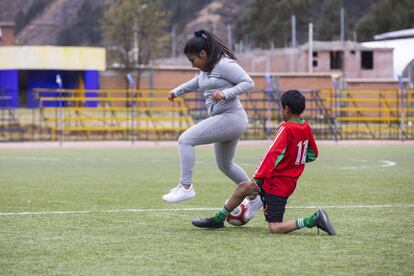 "Al principio no me hacían jugar, me ponían de arquera. O decían: 'Con ella despacito, no muy fuerte'. Poco a poco empezaron a tratarme normal".