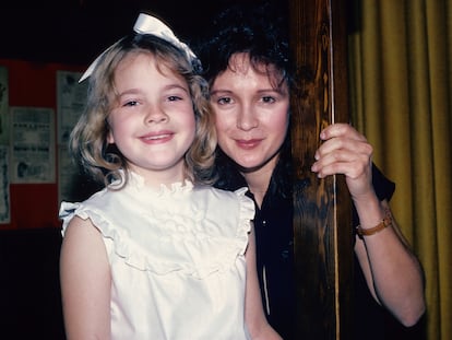 La pequeña Drew Barrymore, junto a su madre, en 1982.