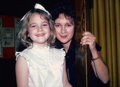 La pequeña Drew Barrymore, junto a su madre, en 1982.