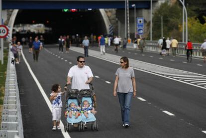 Una pareja pasea con sus hijos por la autovía del Urumea durante la jornada de puertas abiertas de ayer.