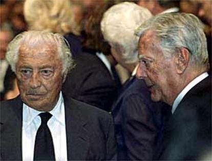 El presidente de honor de Fiat, Gianni Agnelli, con su hermano Umberto en julio de 1999.