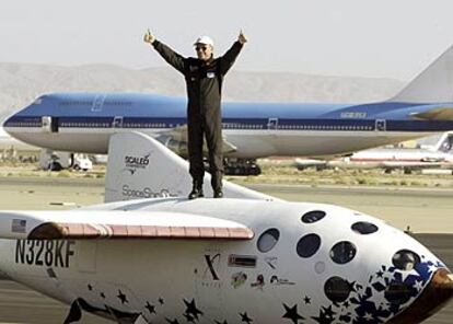 El piloto Mike Melvill levanta sus pulgares sobre la aeronave después de completar el vuelo.