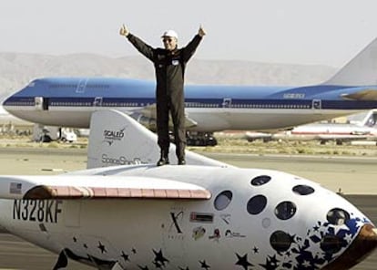 El piloto Mike Melvill levanta sus pulgares sobre la aeronave después de completar el vuelo.