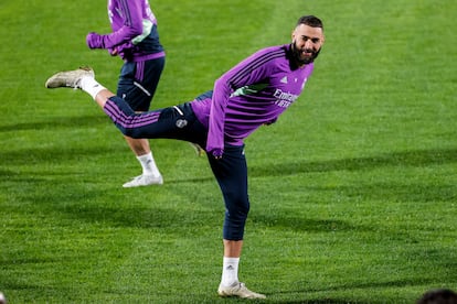 Karim Benzema, este martes en el entrenamiento del Real Madrid en las instalaciones deportivas del Al Nassr.