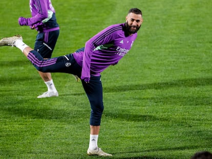 Karim Benzema, este martes en el entrenamiento del Real Madrid en las instalaciones deportivas del Al Nassr.