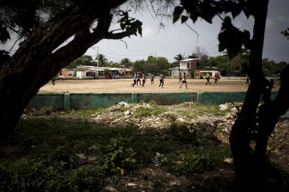 El campo de fútbol de los enfrentamientos con gente jugando, como debería ser siempre.