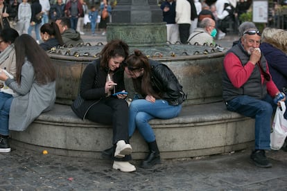 Dos chicas en la Plaza Mayor de Madrid en abril de 2022.