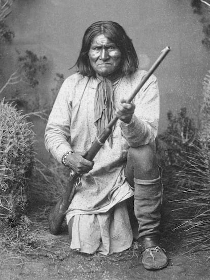 Geronimo in an 1884 photograph by A. Frank Randall, in San Carlos.