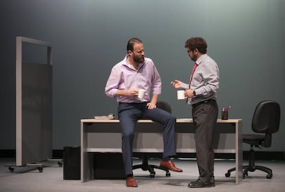 Edu Soto (izquierda) y Manolo Solo, en un ensayo de 'Smoking Club'.