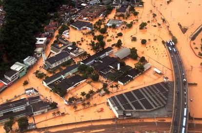 Vista aérea do município de Franco da Rocha, inundado pelas chuvas.