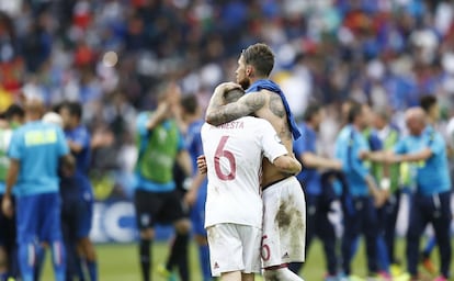 Sergio Ramos abraza a Iniesta tras el partido. 