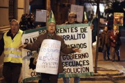 Afectados por las preferentes de Bankia agolpados a las puertas de la Audiencia Nacional para increpar al exgobernador del Banco de España, Miguel Ángel Fernández Ordóñez, quien ha declarado como testigo ante el instructor del caso Bankia, Fernando Andreu. EFE/Archivo