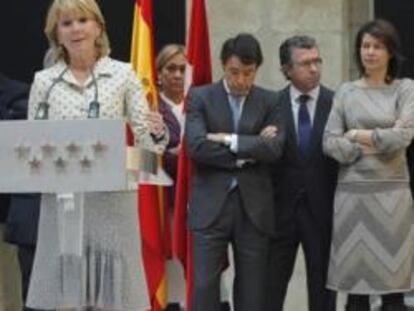 Esperanza Aguirre comparece a su llegada a Madrid tras sufrir un atentado en Bombay, India.