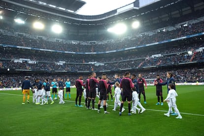 El Sevilla le hace pasillo a los jugadores del Real Madrid por ser los campeones de la Supercopa de España.