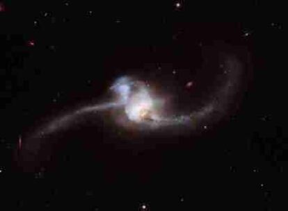 La galaxia NGC2623, fotografiada por el telescopio 'Hubble', es el resultado del choque de dos conjuntos estelares hasta fundirse en uno solo