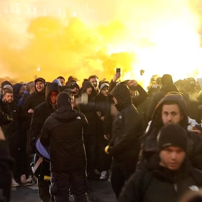 Israeli Maccabi Tel Aviv supporters demonstrate and light flares in Amsterdam, Netherlands, November 7, 2024, in this screengrab obtained from a social media video.  Michel Van Bergen/via REUTERS  THIS IMAGE HAS BEEN SUPPLIED BY A THIRD PARTY. MANDATORY CREDIT. 