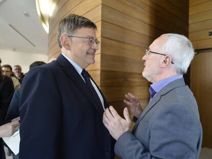El presidente Ximo Puig con el diputado de Podem Antonio Montiel en las Cortes.