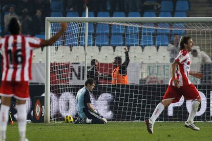 Los jugadores del Almería celebran el primer gol del partido, de Ulloa, ante el gesto de desolación de Casillas.