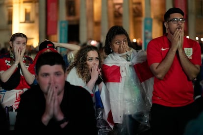 Reacción de los fans de Inglaterra en Trafalgar Square de Londres durante los penaltis que ganó Italia en la final de la Eurocopa