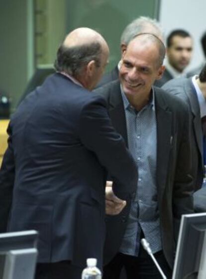 Yanis Varoufakis saluda a Luis de Guindos.