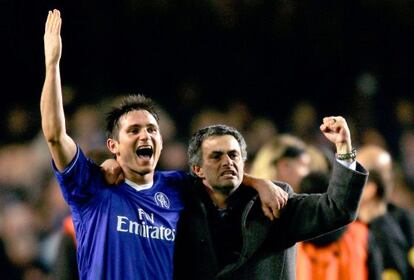 Mourinho celebra junto a Frank Lampard una victoria ante el Barça.