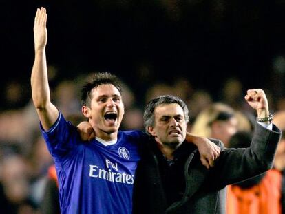 Mourinho celebra junto a Frank Lampard una victoria ante el Barça.
