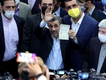 El expresidente iraní Mahmud Ahmadineyad muestra su identificación al inscribirse este miércoles como candidato para las elecciones del próximo 18 de junio.