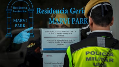 Miembros de la UME realizan tareas de desinfección en el geriátrico Marvin Park, en Barcelona.